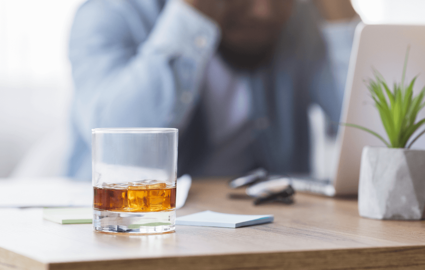 Drinker help. Алкоголь у ноутбука реальные фото. Бухло в руке. Выпивающие люди. Дринкер.