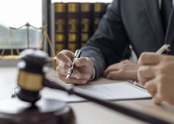 What Does a Business Litigation Lawyer Do?